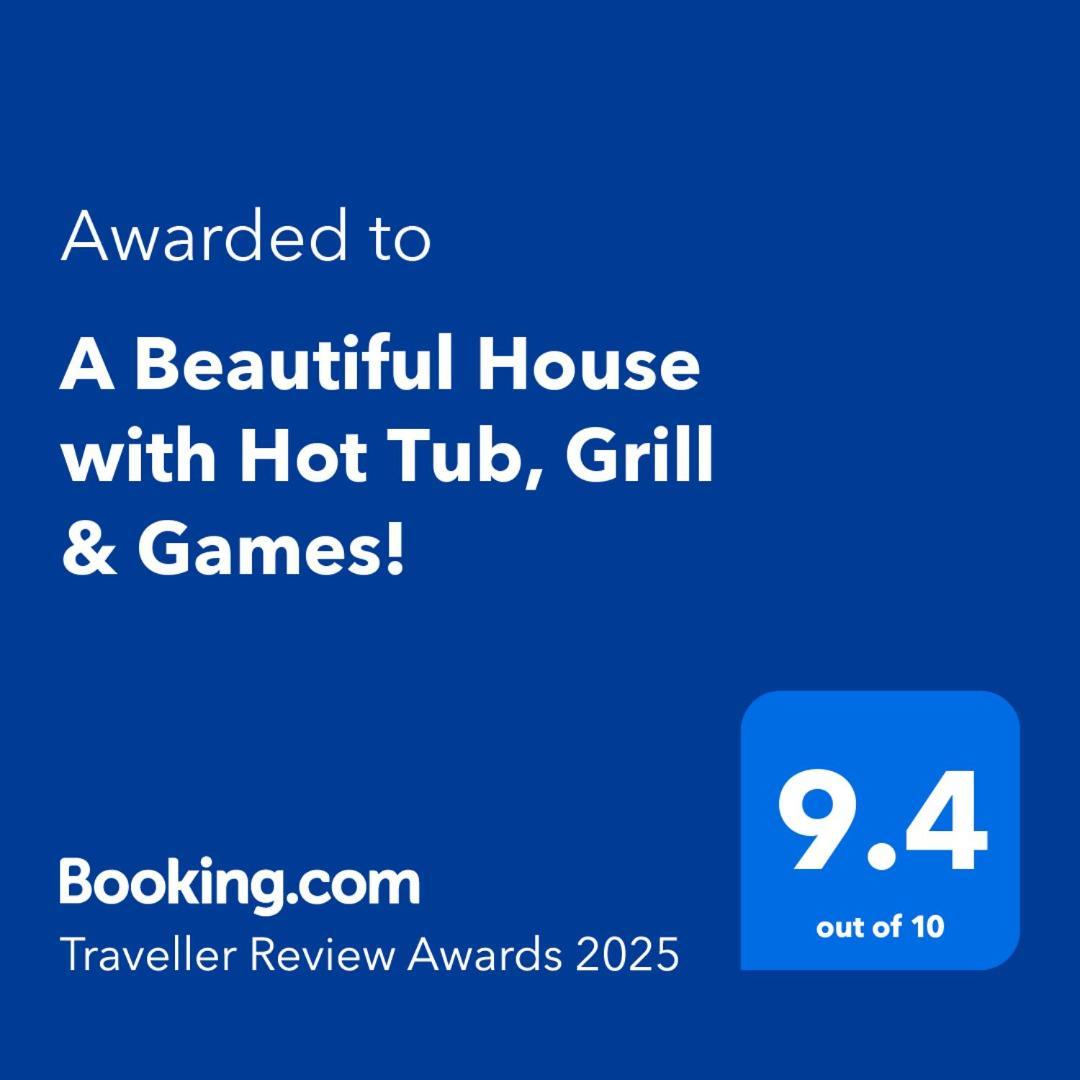 Casa de férias A Beautiful House With Hot Tub, Grill & Games! *